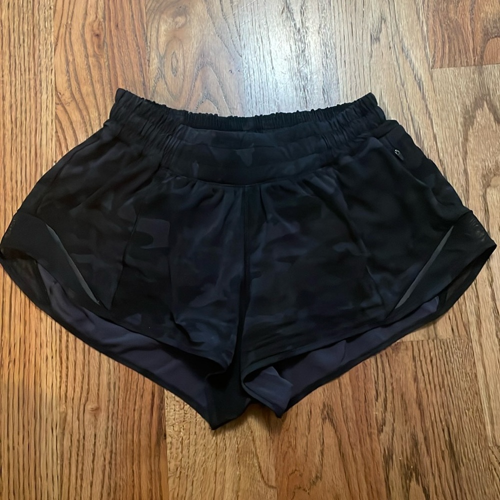 Lululemon hotty hot shorts 2.5in, black camo size 6